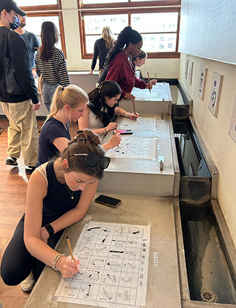 Students experience Taiwanese culture.